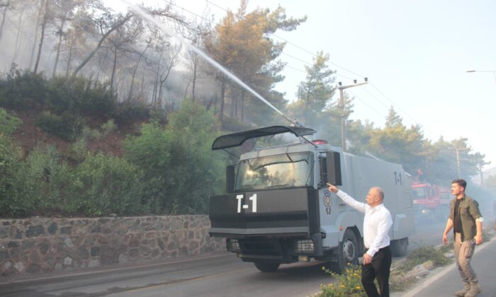 İçmeler yolunda alevler yolu kapattı