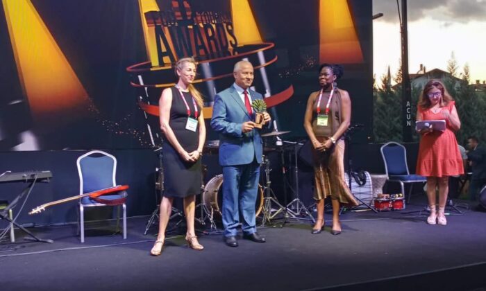 Ihlamur Terasın ödülünü Başkan Çaylı aldı