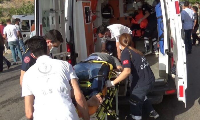 İki araç kafa kafaya çarpıştı: 3 yaralı