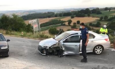 İki araç kafa kafaya çarpıştı: 4 yaralı