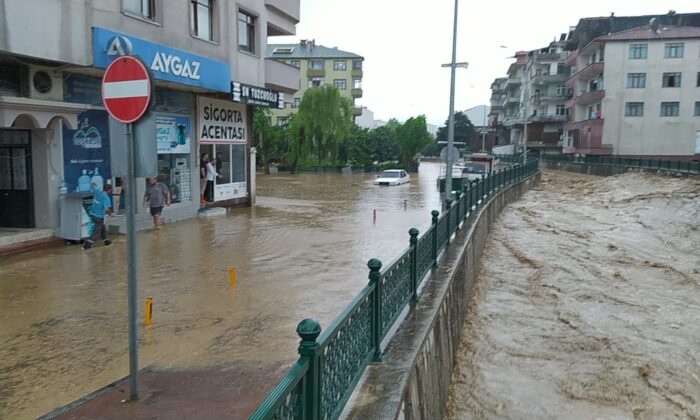 İki dere taşınca araçlar ve evler suların içinde kaldı