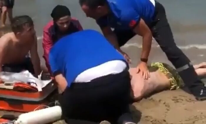 İki kardeş yüzmek için girdikleri denizde can verdi