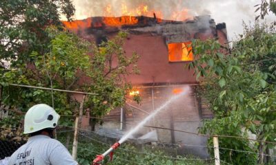 İki katlı ev cayır cayır yandı, muhtar ve eşi son anda kurtuldu