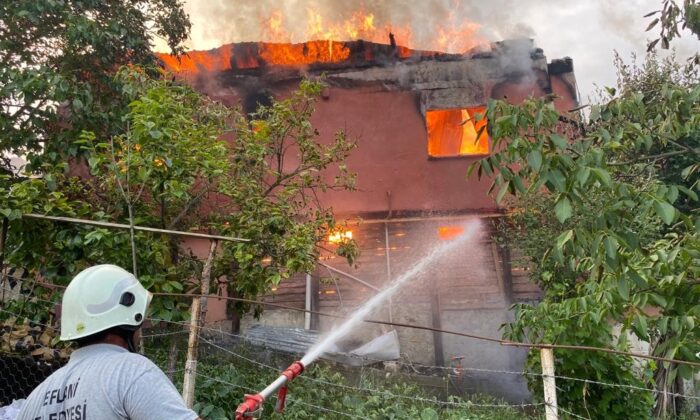 İki katlı ev cayır cayır yandı, muhtar ve eşi son anda kurtuldu