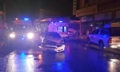 İki otomobil çarpıştı 3 kişi yaralandı