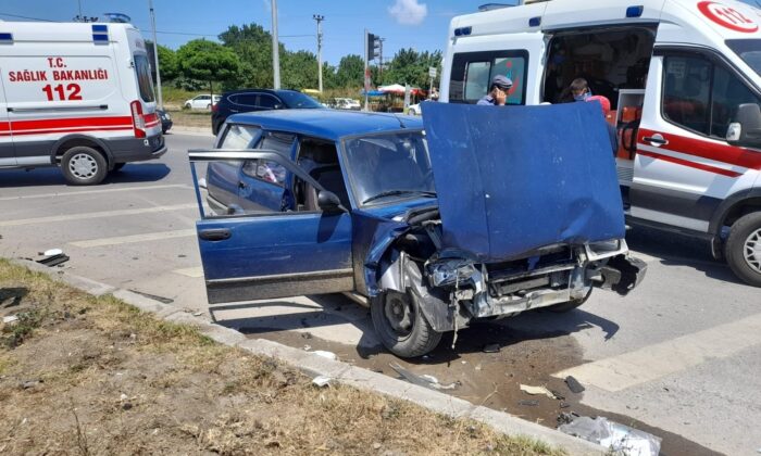 İki otomobil çarpıştı: 7 yaralı