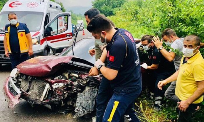 İki otomobil kafa kafaya çarpıştı: 1 ağır 5 yaralı