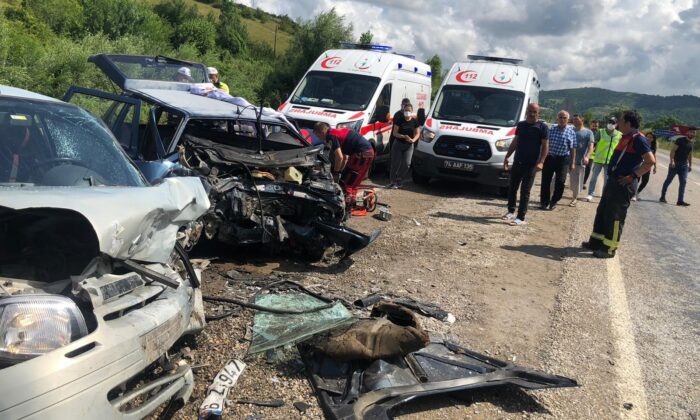 İki otomobil kafa kafaya çarpıştı: 1 ölü