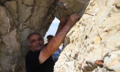 İlginç gelenek, dilek dileyip taşa çivi çakıyorlar