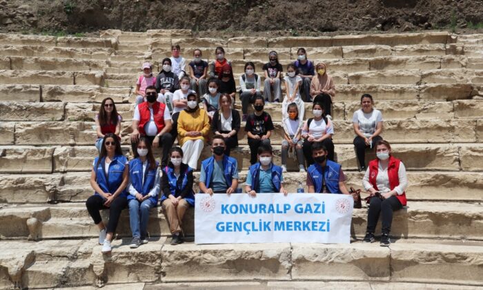 İlk kez antik tiyatroya gelen öğrenciler hayran kaldı