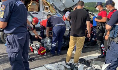 İngiliz plakalı minibüs sulama tankerine çarptı: 1 ölü