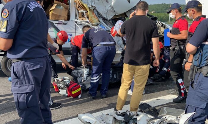 İngiliz plakalı minibüs sulama tankerine çarptı: 1 ölü