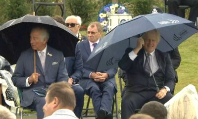 İngiltere Başbakanı Johnson’un şemsiye ile zor anları