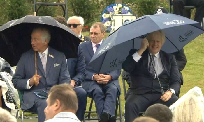 İngiltere Başbakanı Johnson’un şemsiye ile zor anları