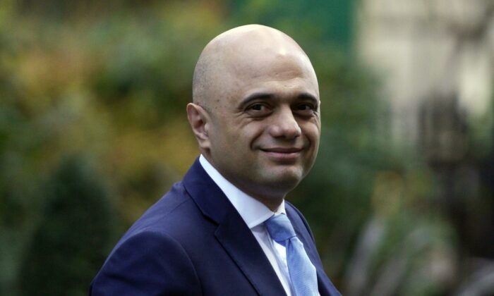 İngiltere’de “Covid-19’dan korkmayın” diyen Sağlık Bakanı özür diledi