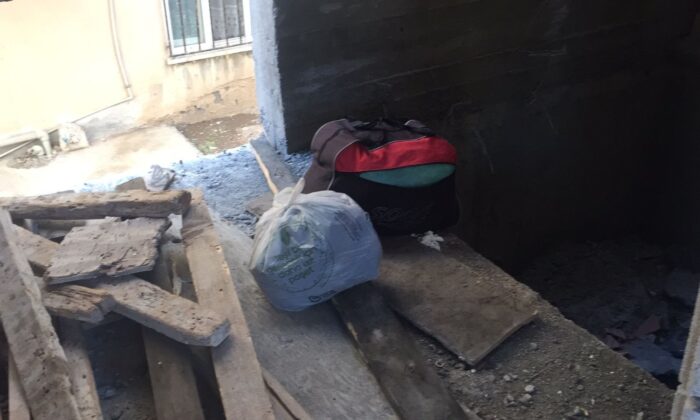 İnşaata bırakılan valiz ve poşet korkuttu