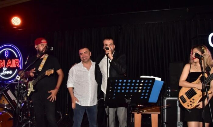 İş adamı Gökhan Reis’in düzenlediği bayram etkinliğinde Ferda Anıl Yarkın ve Ömür Gedik sahne aldı