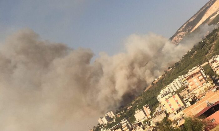 İskenderun’da çöplük alanda yangın