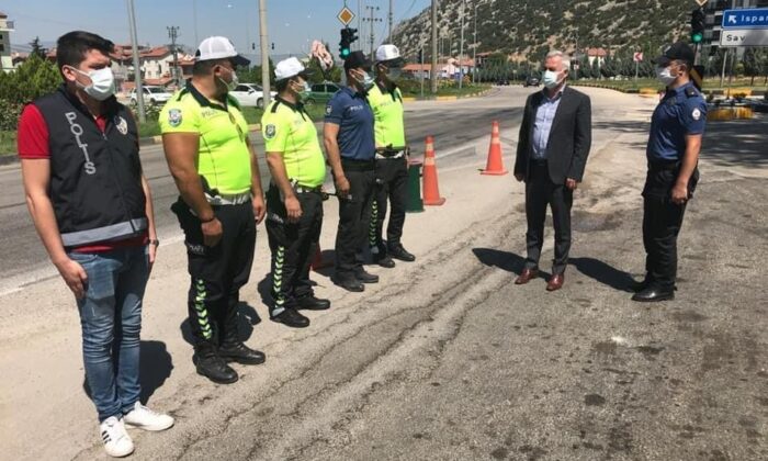 Isparta Valisi Seymenoğlu trafik uygulama noktalarını ziyaret etti