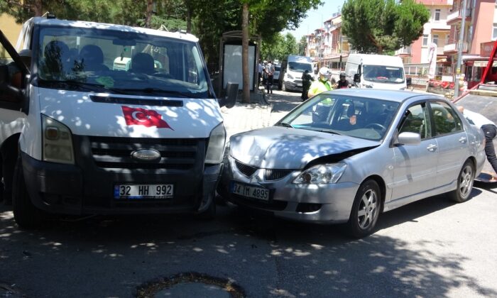 Isparta’da 2 otomobil ile kamyonet çarpıştı: 4 yaralı