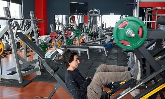 Isparta’da bir spor salonu aşıya teşvik için aşı kimliği uygulamasına geçti