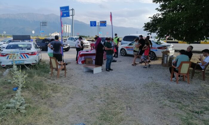 Isparta’da jandarmadan tatil dönüşü sürücülere çay ikramı