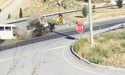 Isparta’da otomobille çarpışan minibüs ikiye bölündü: 3 yaralı