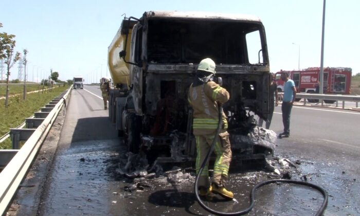 İstanbul Havalimanı yolunda hafriyat kamyonu yandı