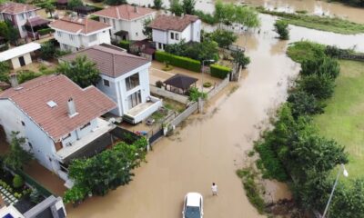 İstanbul’da etkili olan sağanak yağış vatandaşlara zor anlar yaşattı