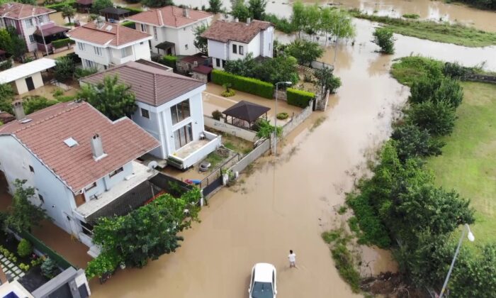 İstanbul’da etkili olan sağanak yağış vatandaşlara zor anlar yaşattı