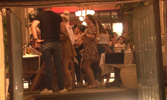 İstanbul’da kısıtlamalar sona erdi, eğlence mekanları doldu taştı