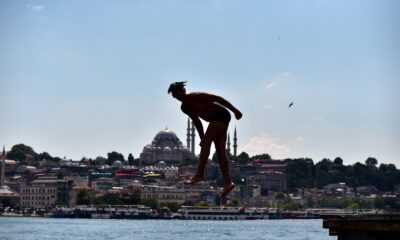 İstanbul’da sıcaktan bunalan çocuklar denize girerek serinledi