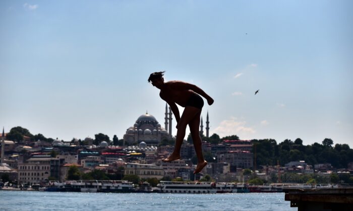 İstanbul’da sıcaktan bunalan çocuklar denize girerek serinledi