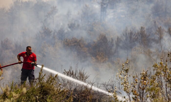 İtfaiye erleri yangını söndürmek için canla başla mücadele ediyor