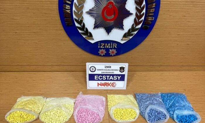 İzmir’de bir araca uyuşturucu baskını: 10 bin 70 adet extacy hap ele geçirildi