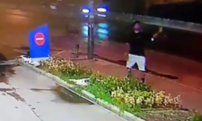 İzmir’de büyük panik: Oyuncak el bombasını akaryakıt istasyonuna fırlattı