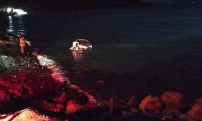 İzmir’de otomobil denize yuvarlandı: 1 yaralı