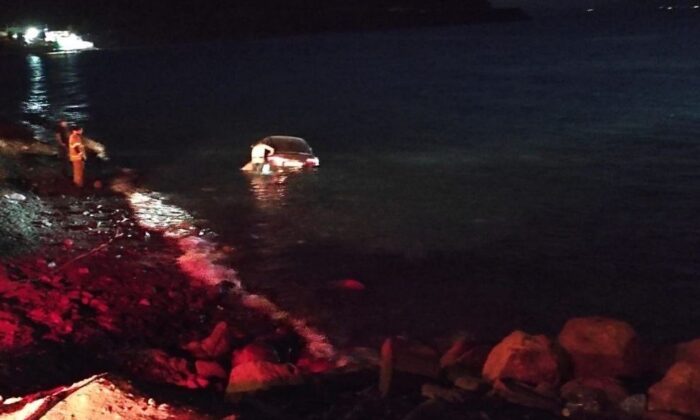 İzmir’de otomobil denize yuvarlandı: 1 yaralı