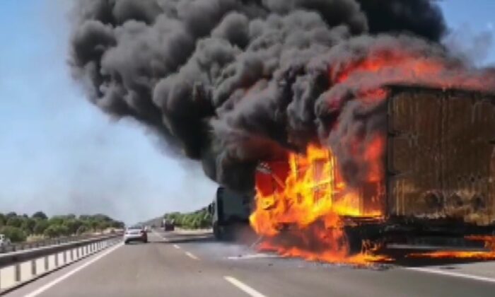 İzmir’de tır alev topuna döndü, yangın makilik alana sıçradı