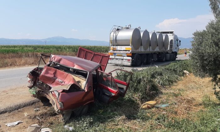 İzmir’de tır otomobili metrelerce sürükledi: 3 yaralı