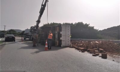 İzmir’de virajı alamayan tuğla yüklü tır devrildi: 1 yaralı