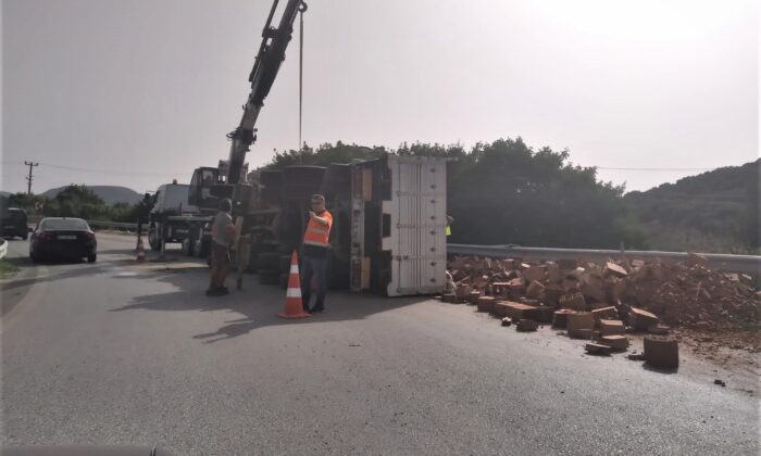 İzmir’de virajı alamayan tuğla yüklü tır devrildi: 1 yaralı