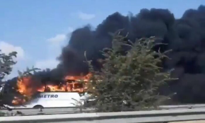 İzmir’de yolcu otobüsü alev alev yandı