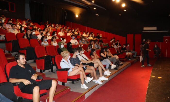 İzmit Tiyatro Günleri ’Komedya’ ile başladı