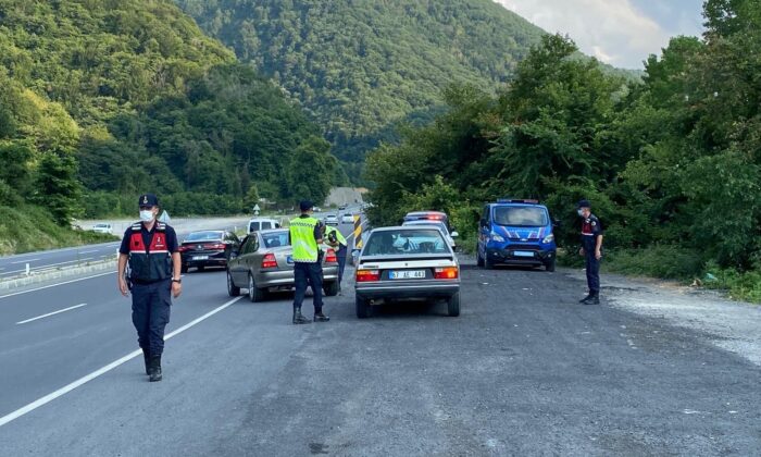 Jandarmadan bayramda trafik uygulaması