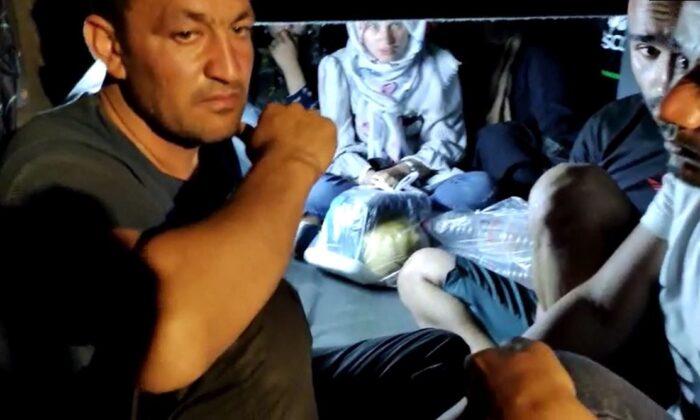 Kaçak göçmenler otobüsün bagajından çıktı