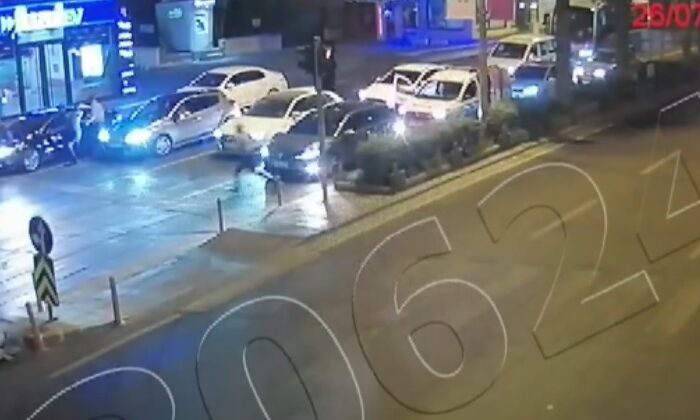 Kaçan sürücü polis memurunu aracın kaputunda böyle sürükledi