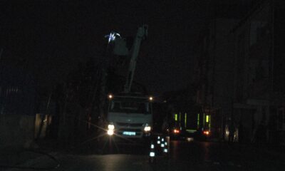 Kadıköy’de makas atarak ilerleyen sürücü kaza yaptı, aracı bırakıp kaçtı