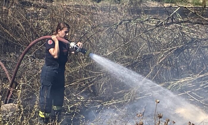 Kadın itfaiye erinin yangınla imtihanı