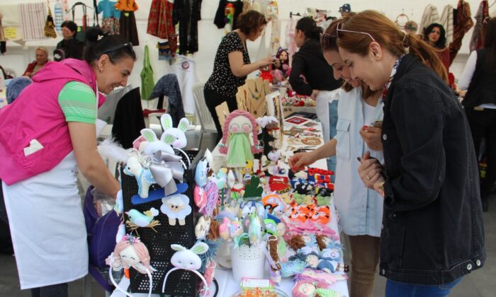 Kadınlara ve müzisyenlere maddi destek sağlayan El Emeği Şenliği Ahmed Arif Parkı’nda devam edecek